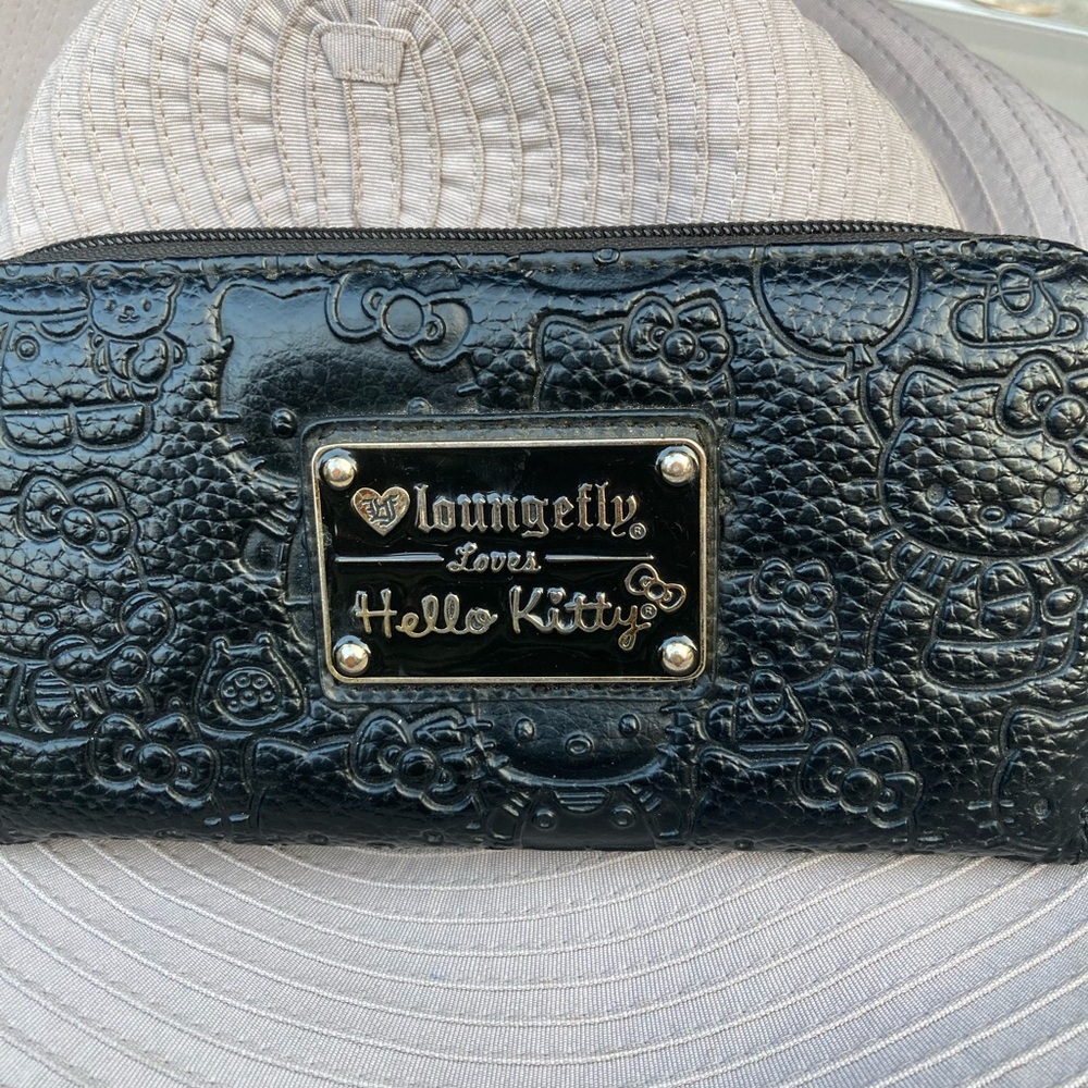 Loungefly loves Hello Kitty Sanrio  black embossed ladies wallet